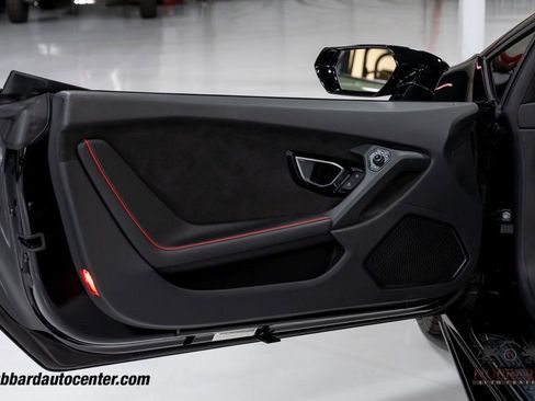 Used 2021 Lamborghini Huracan EVO image 16