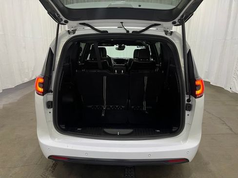 Used 2025 Chrysler Pacifica Limited FWD image 13