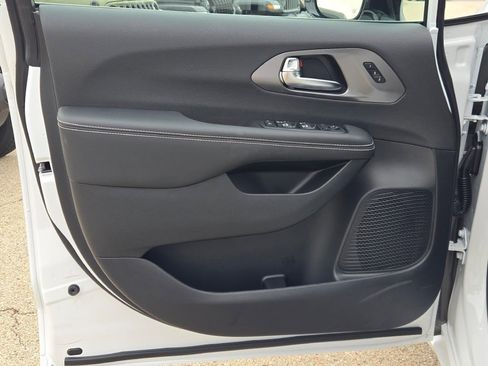 New 2026 Chrysler Pacifica Select image 22