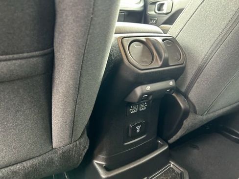 Used 2025 Jeep Wrangler Unlimited Sahara image 20