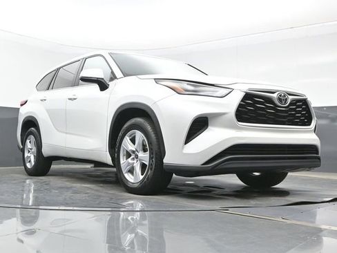 Used 2023 Toyota Highlander L FWD image 29