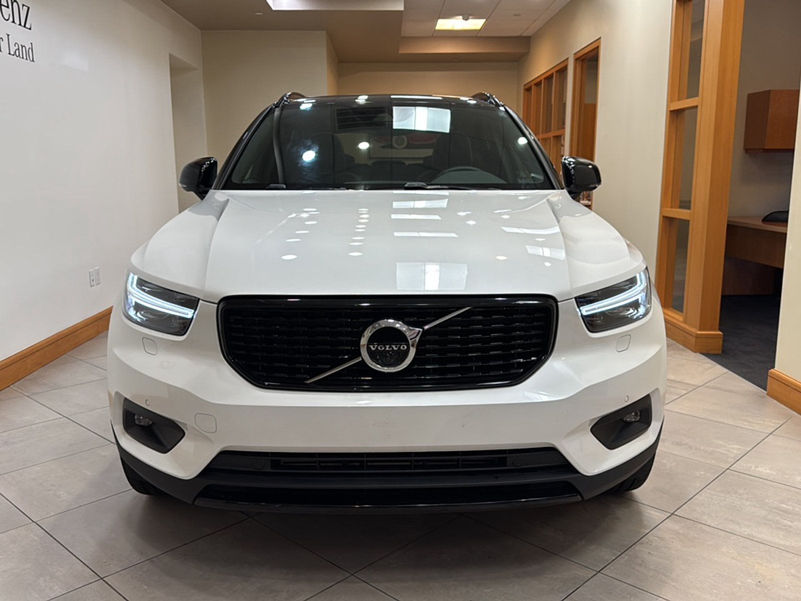 Used 2022 Volvo XC40 T5 R-Design AWD/4WD image 2