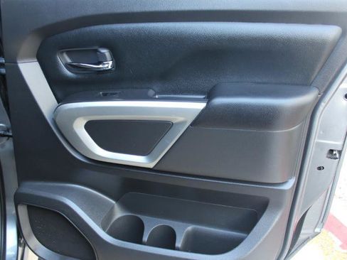 Used 2022 Nissan Titan SV AWD/4WD image 16