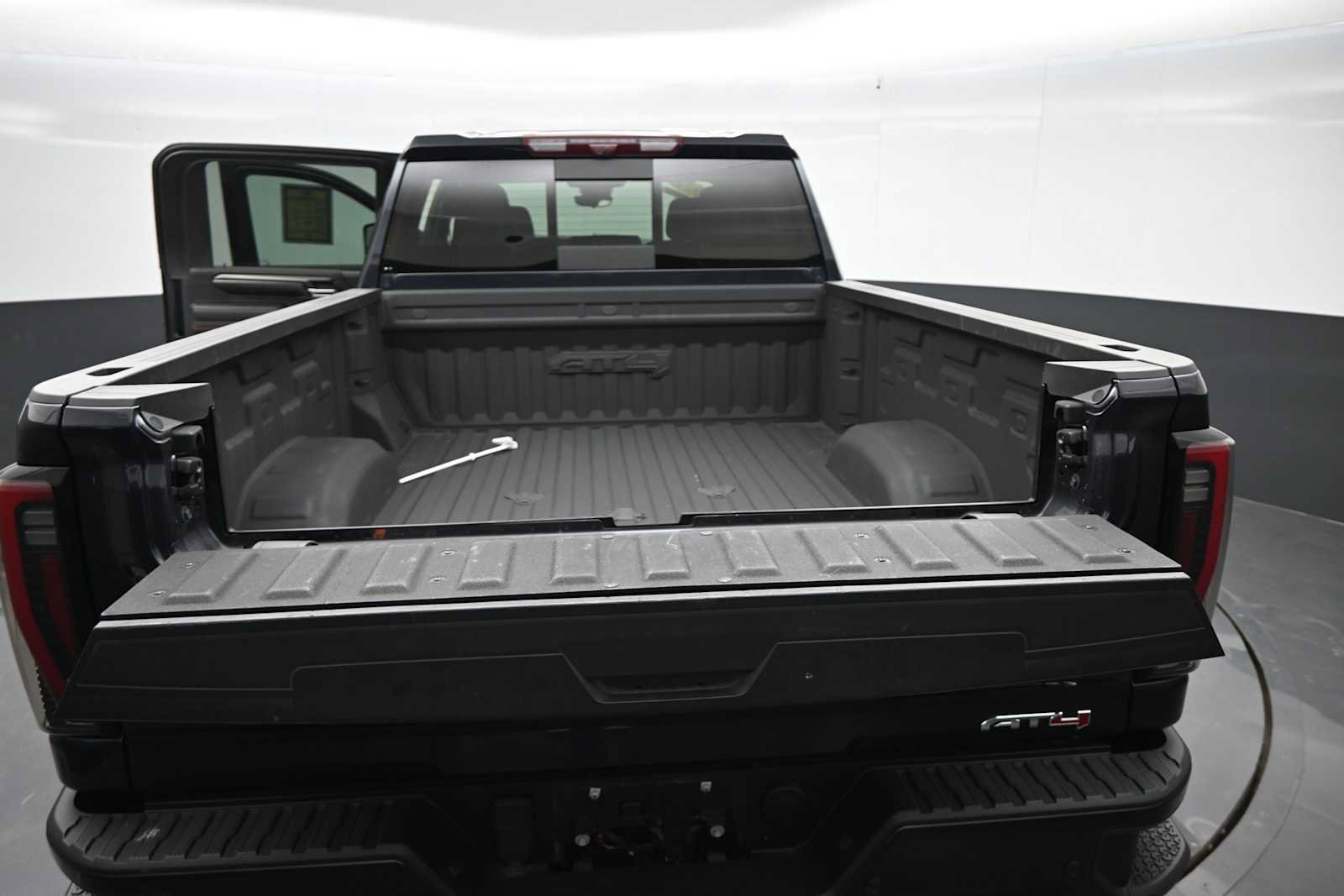 Used 2024 GMC Sierra 2500 AT4 w/ AT4 Premium Plus Package AWD/4WD image 17