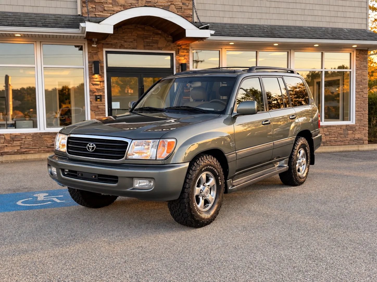 Used 2002 Toyota Land Cruiser w/ Convenience Pkg AWD/4WD image 2