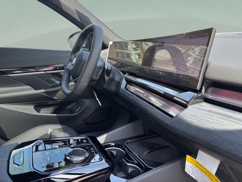 New 2026 BMW i5 eDrive40 w/ Premium Package RWD image 24