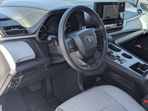 Used 2025 Toyota Sienna LE FWD image 15