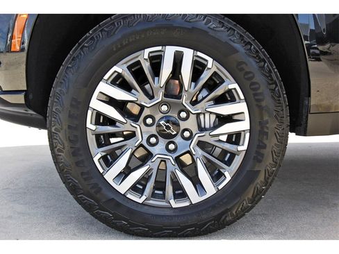 Used 2025 Chevrolet Suburban Z71 image 29