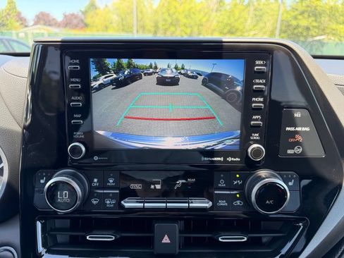 Used 2021 Toyota Highlander XLE AWD/4WD image 20
