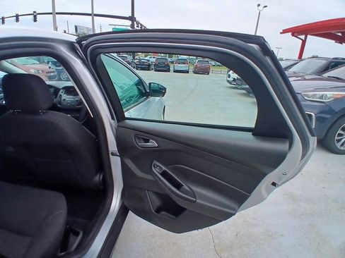 Used 2016 Ford Focus SE FWD image 5
