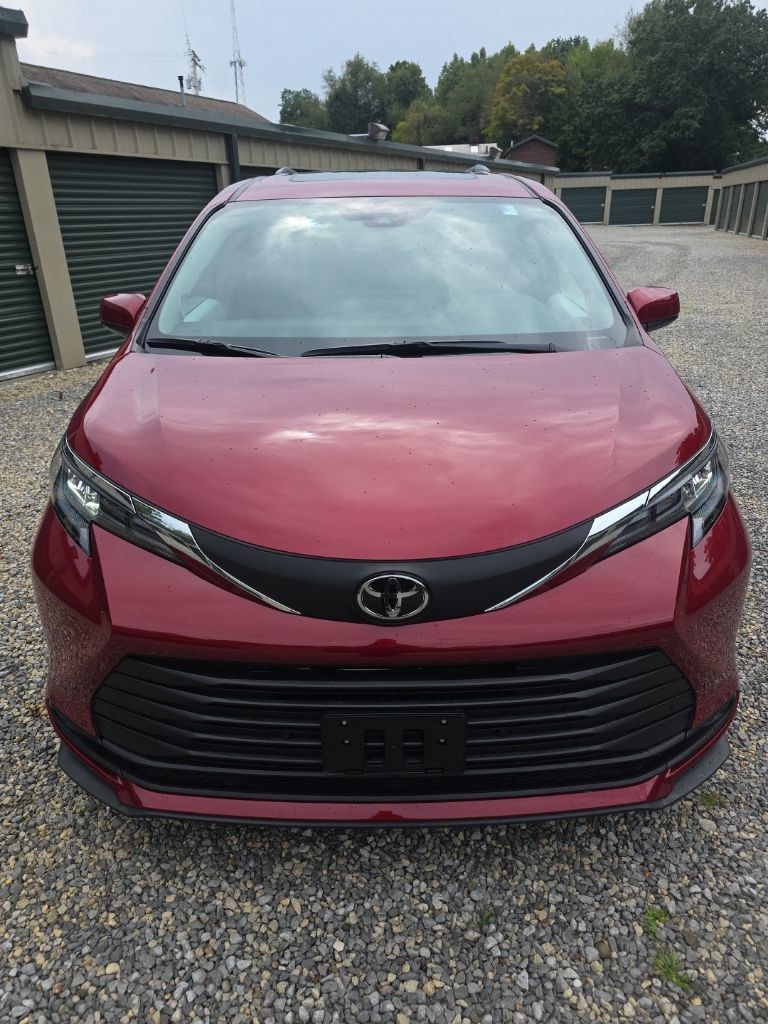 Certified 2026 Toyota Sienna XLE FWD image 9