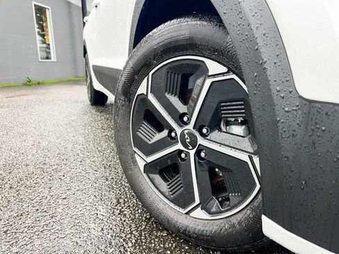 Used 2025 Kia Niro EX image 2