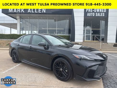 Used 2025 Toyota Camry SE image 1