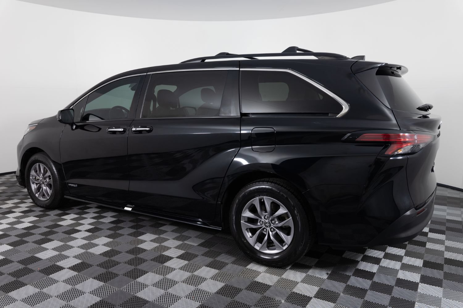 Used 2021 Toyota Sienna XLE FWD image 4