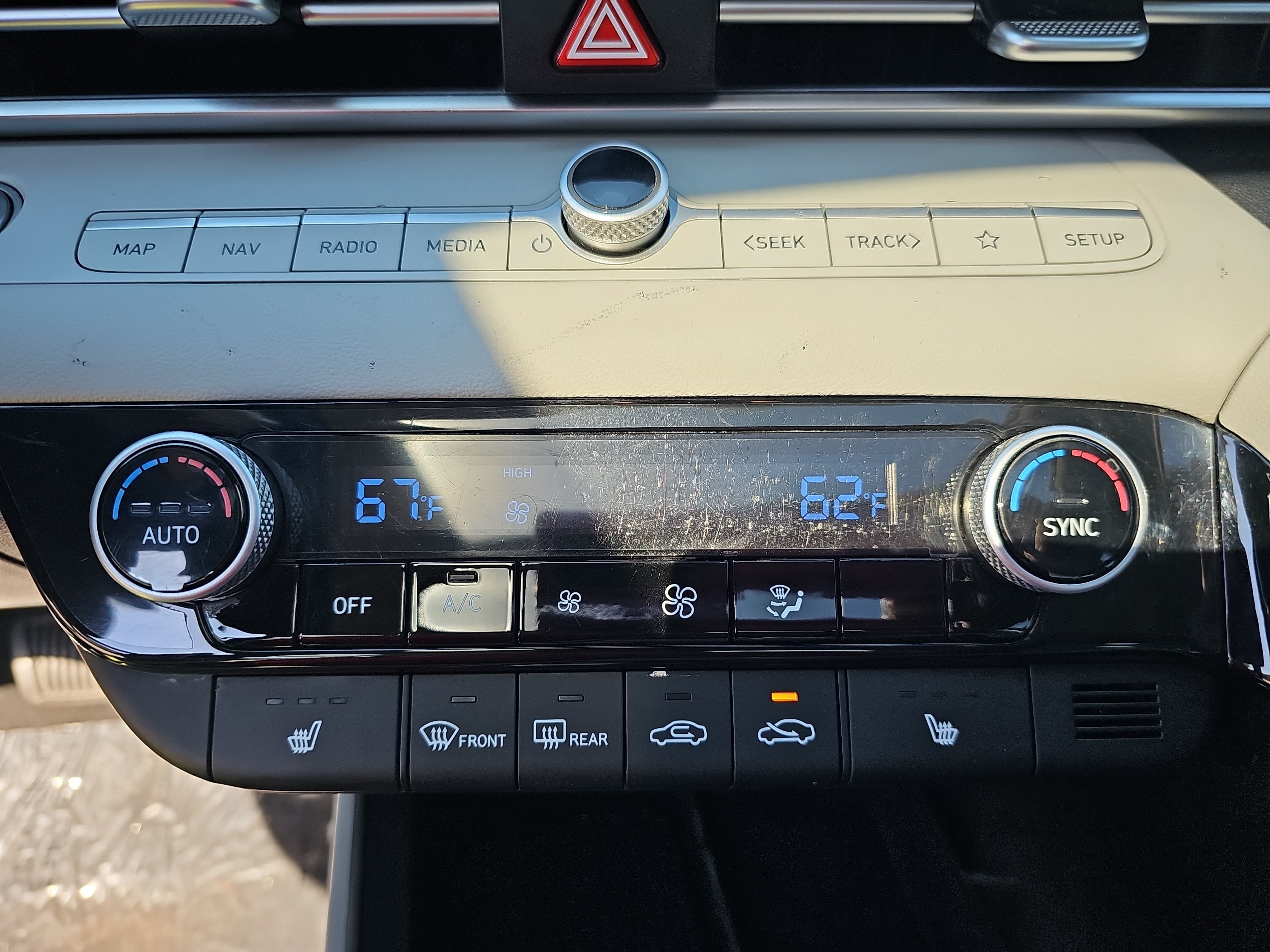 Used 2024 Hyundai Elantra Limited FWD image 21