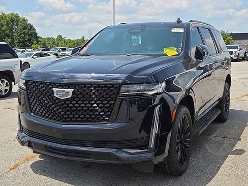 Used 2022 Cadillac Escalade Luxury w/ LPO, Illumination Package AWD/4WD image 1