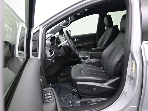New 2026 Chrysler Pacifica Select FWD image 13
