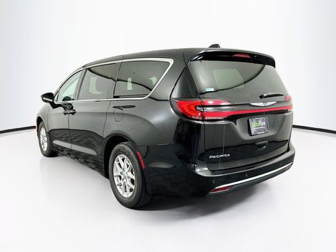 Used 2024 Chrysler Pacifica Touring-L FWD image 5
