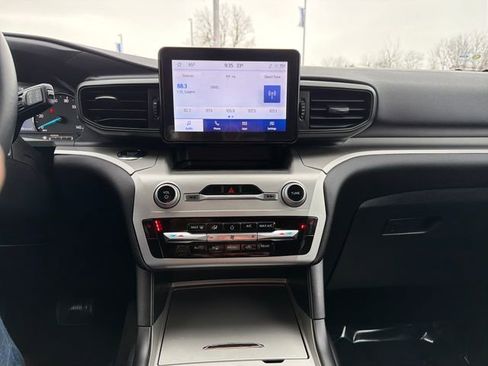 Used 2022 Ford Explorer XLT image 16