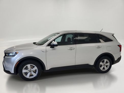 Used 2021 Kia Sorento LX FWD image 3