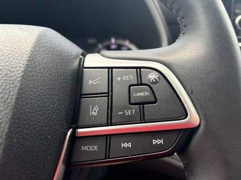 Used 2024 Toyota Highlander XLE FWD image 14