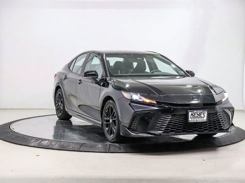 Used 2025 Toyota Camry SE w/ Convenience Package FWD image 5