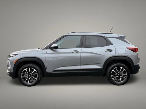 Used 2025 Chevrolet TrailBlazer LT image 2