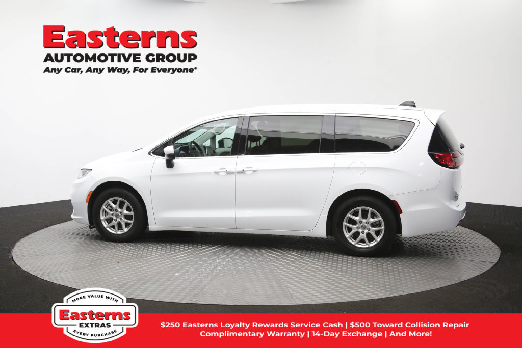 Used 2023 Chrysler Pacifica Touring-L FWD image 65