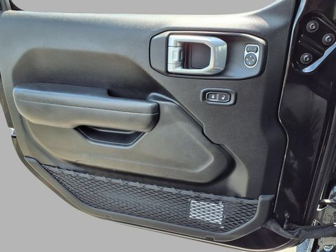 Used 2025 Jeep Wrangler Unlimited Rubicon AWD/4WD image 18