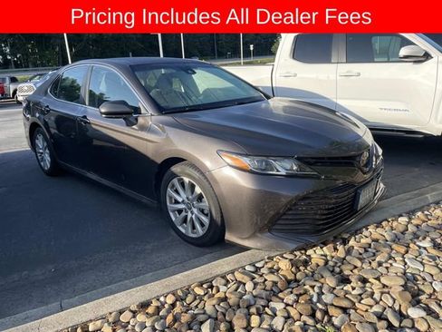 Used 2020 Toyota Camry LE FWD image 11