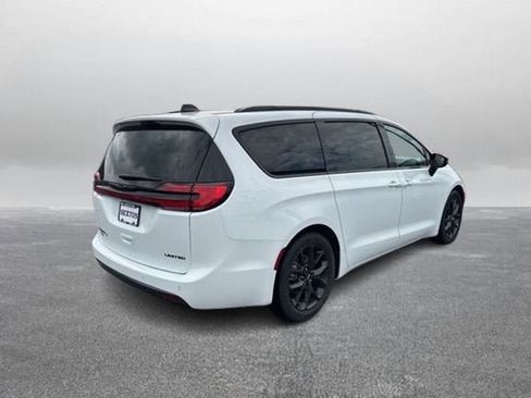 Used 2025 Chrysler Pacifica Limited FWD image 8