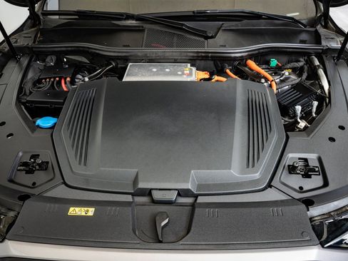 Used 2021 Audi e-tron Premium Plus w/ Premium Plus Package image 39