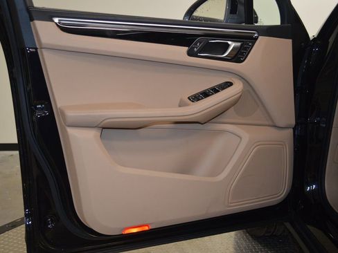 Certified 2025 Porsche Macan AWD/4WD image 17