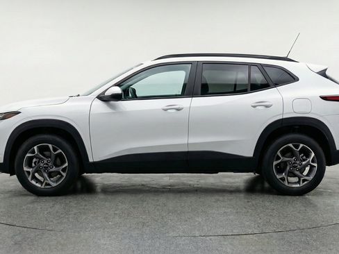 Used 2025 Chevrolet Trax LT w/ LT Convenience Package FWD image 5