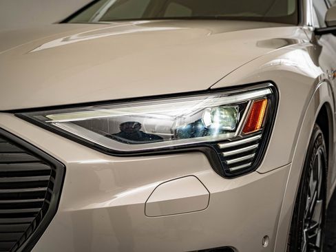 Used 2021 Audi e-tron Premium w/ Convenience Plus Package image 15