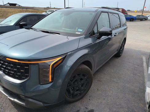 Used 2025 Kia Carnival SX Prestige image 3