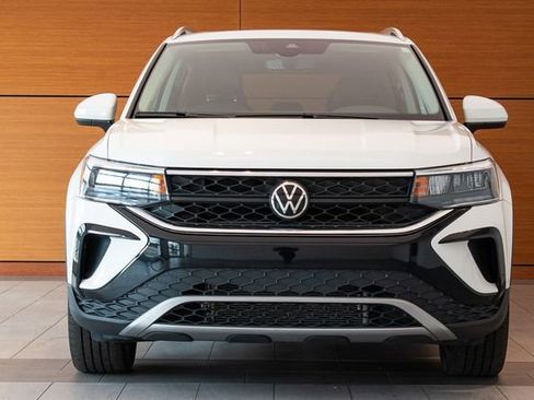Used 2023 Volkswagen Taos SE AWD/4WD image 2