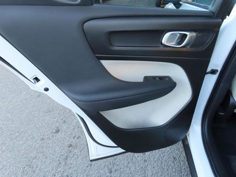 Used 2021 Volvo XC40 T5 Momentum w/ Premium Package image 9