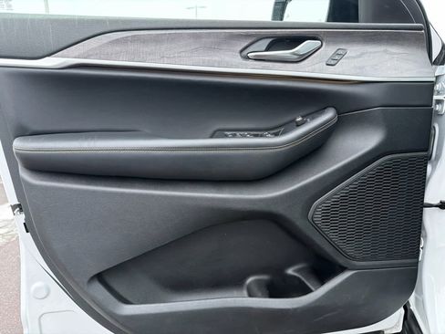 Used 2023 Jeep Grand Cherokee Limited image 38