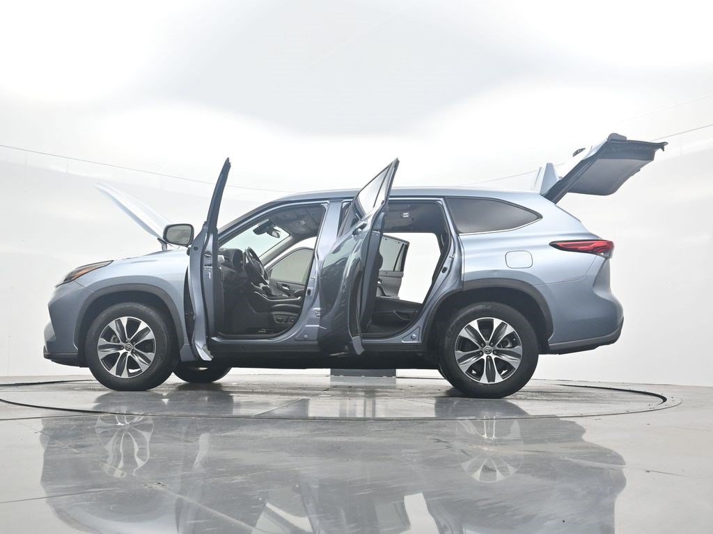 Used 2022 Toyota Highlander XLE FWD image 38