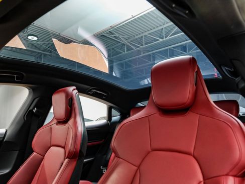 Used 2023 Porsche Taycan image 5