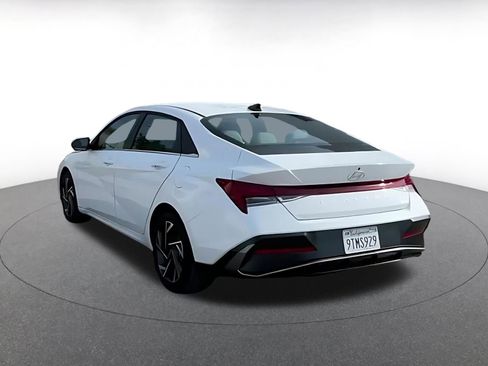 Used 2025 Hyundai Elantra Limited image 10