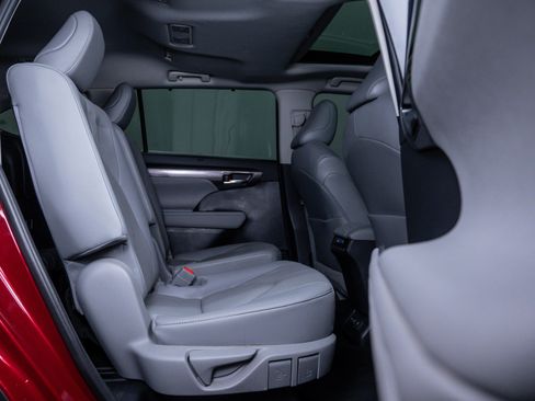 Used 2021 Toyota Highlander Limited image 13