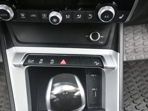 Used 2020 Audi Q3 2.0T Premium image 18