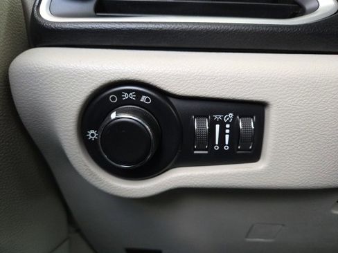 Used 2017 Chrysler Pacifica LX image 97