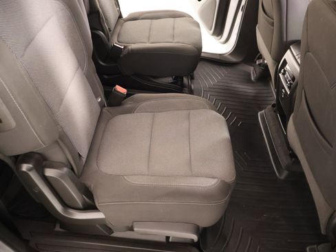 Used 2022 Chevrolet Traverse LT FWD image 15