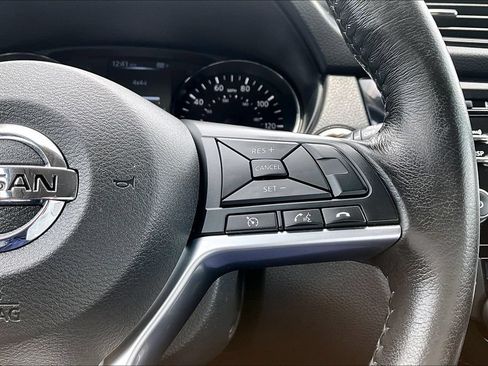 Used 2017 Nissan Rogue SV AWD/4WD image 12