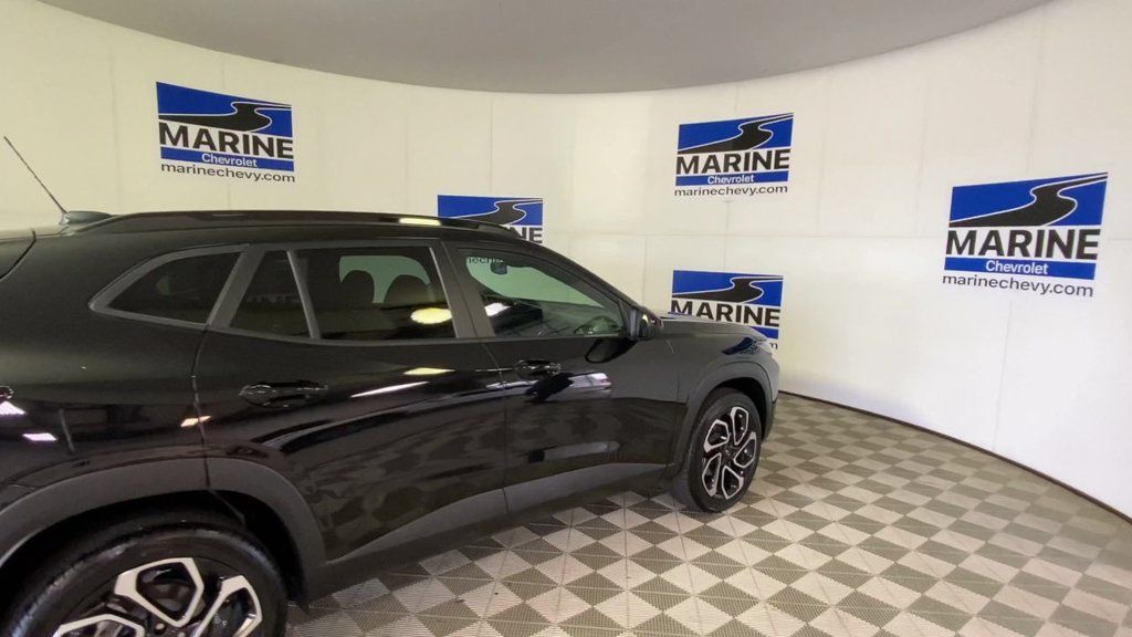 Used 2025 Chevrolet Trax RS w/ Driver Confidence Package FWD image 2