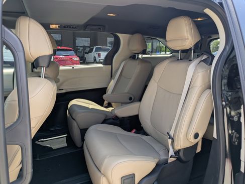 Used 2023 Toyota Sienna Limited image 14