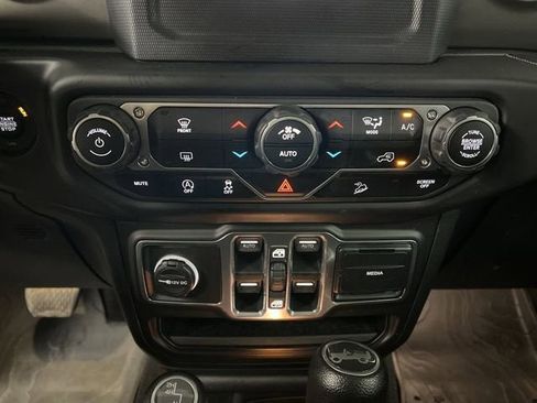 Used 2018 Jeep Wrangler Unlimited Sport AWD/4WD image 17